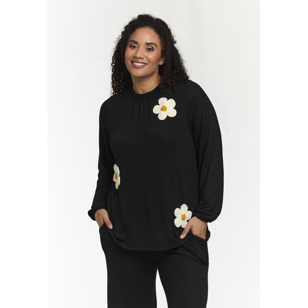 Studio SIden turtle neck blouse Blouse black with white flowers